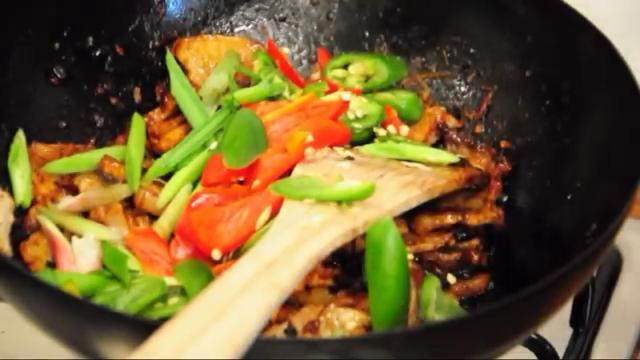 回锅肉,炒出红油后，放入辣椒和蒜白，加入料酒、<a style='color:red;display:inline-block;' href='/shicai/ 10588'>糖</a>和<a style='color:red;display:inline-block;' href='/shicai/ 788'>生抽</a>