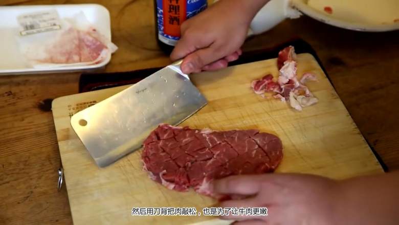 夏里亚宾牛排丼,<a style='color:red;display:inline-block;' href='/shicai/ 217'>牛排</a>洗过之后把外面一圈筋和多余的肉切掉，深划出网格状条纹，然后用刀背把肉敲松