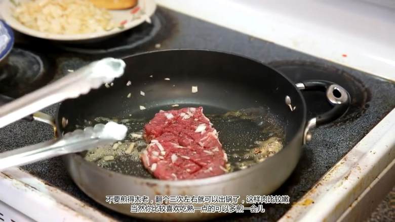 夏里亚宾牛排丼,锅中下黄油，放入牛排煎，牛排要撒一点<a style='color:red;display:inline-block;' href='/shicai/ 724'>胡椒</a>和盐，不要煎的太老
