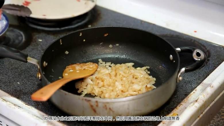夏里亚宾牛排丼,牛排出锅倒入<a style='color:red;display:inline-block;' href='/shicai/ 718'>料酒</a>，酒精挥发的差不多了就倒入炒好的洋葱，炒干水分后淋一点<a style='color:red;display:inline-block;' href='/shicai/ 692'>酱油</a>，加一点<a style='color:red;display:inline-block;' href='/shicai/ 5137'>黑椒汁</a>，炒散后勾芡，水分炒干后尝下味道