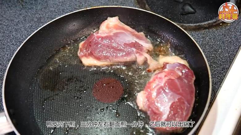 香烤鸭胸肉,锅子大火起油，煎一下鸭胸肉出锅，烤箱预热220度