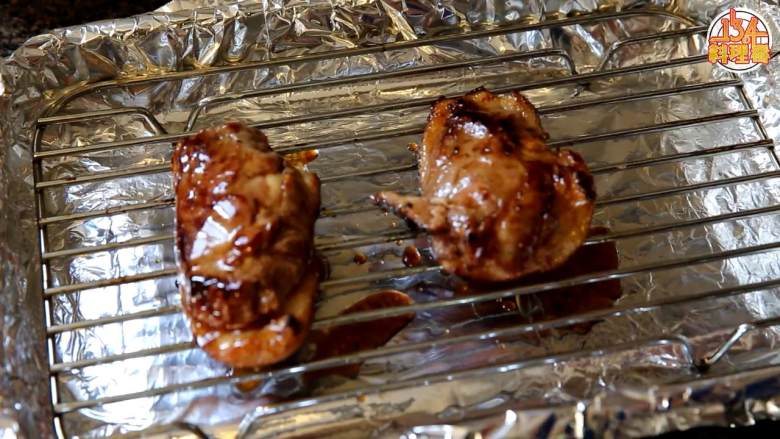 香烤鸭胸肉,煎好的鸭胸肉放入烤箱,涂上烤肉酱,220度烤20分钟
