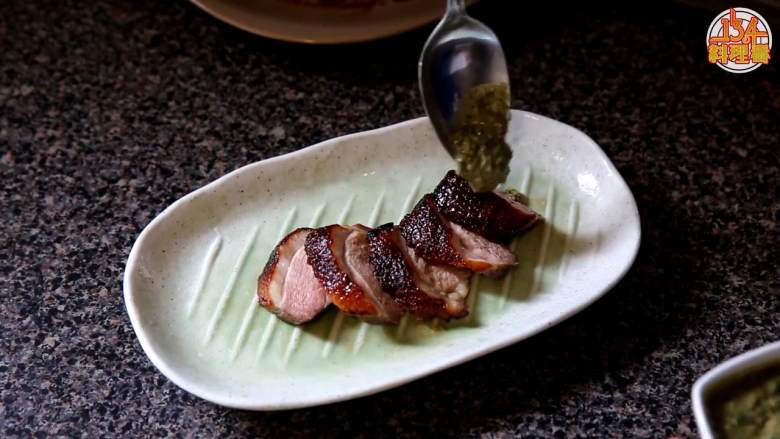 香烤鸭胸肉,鸭胸肉切好摆盘,倒上打好的酱汁,边上放上葱丝