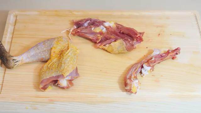 珍珠鸡串烧,给鸡腿去骨