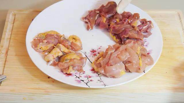 珍珠鸡串烧,把鸡皮剥下来,把肉切成2、3公分的小块,按种类放一起
