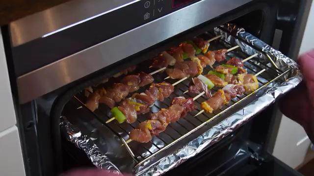 珍珠鸡串烧,把鸡肉串均匀的排在烤架上,放入预热220度的烤箱烤12-20分钟,中间翻一次面即可