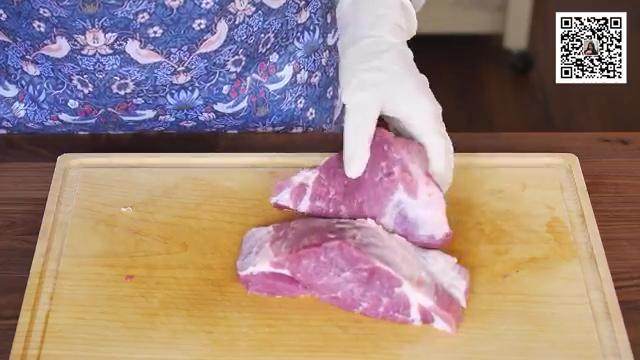 蜜汁叉烧,把梅花肉切成直径5公分的肉条放置待用