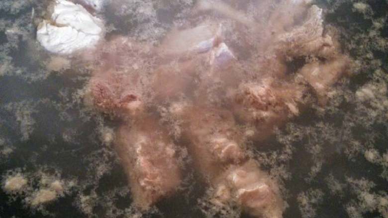 紫砂锅排骨焖土豆,排骨洗净焯水,捞出待用。