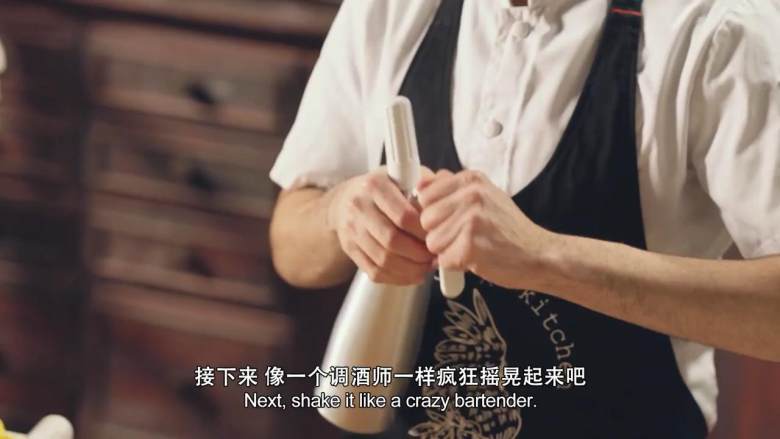 烟熏鲭鱼配酸奶冻沙拉,加入盐、胡椒,继续搅拌,放入奶油枪,充入空气,杨晃瓶身