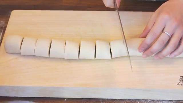 茴香盒子,把猪肉馅和鸡蛋碎放入碗里,加入盐搅拌,倒入茴香拌匀