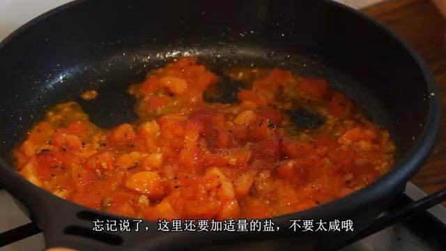 无花果培根披萨,再倒入番茄、罗勒叶碎、黑胡椒、盐翻炒,盖上锅盖小火煮15分钟
