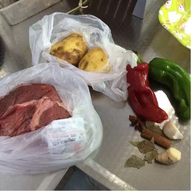 土豆烧牛肉,材料:牛肉、土豆、青红辣椒、姜、蒜、八角、桂皮、香叶