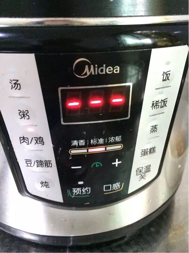 土豆烧牛肉,煮开后倒入压力锅压至牛肉软烂,电压力锅我用的肉程序