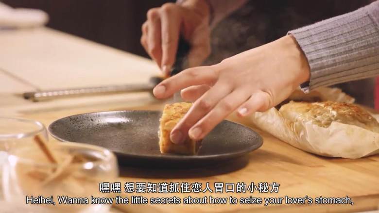 肉桂苹果派,切开苹果派,用糖霜、肉桂、巧克力稍作装饰