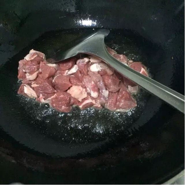 土豆烧牛肉,锅里放油加热后把切好的牛肉块放进去翻炒