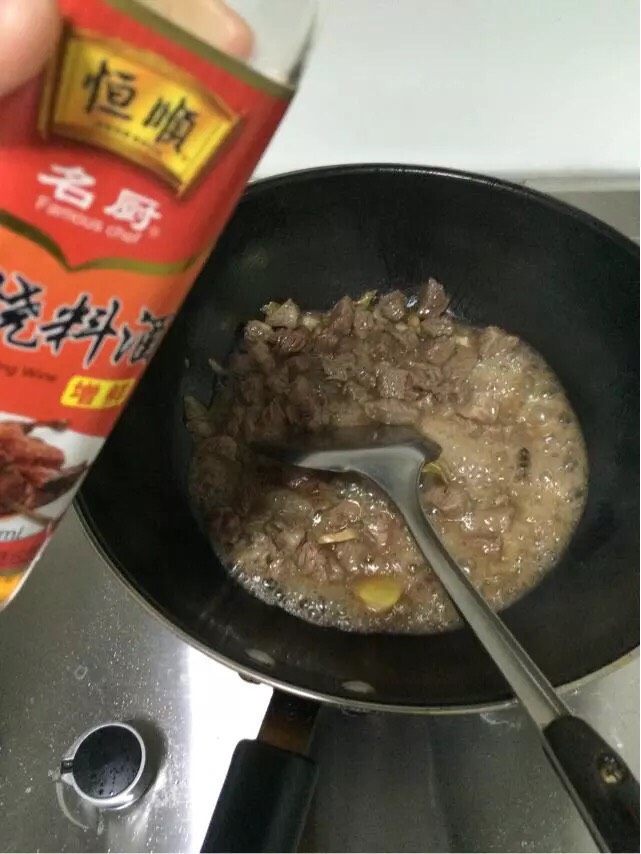 土豆烧牛肉,加入适量料酒翻炒至料酒的水气挥发