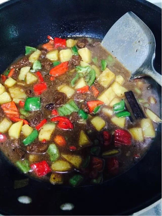 土豆烧牛肉,先大火后小火,土豆煮熟后加入青红辣椒至青红辣椒熟了就可以出锅了