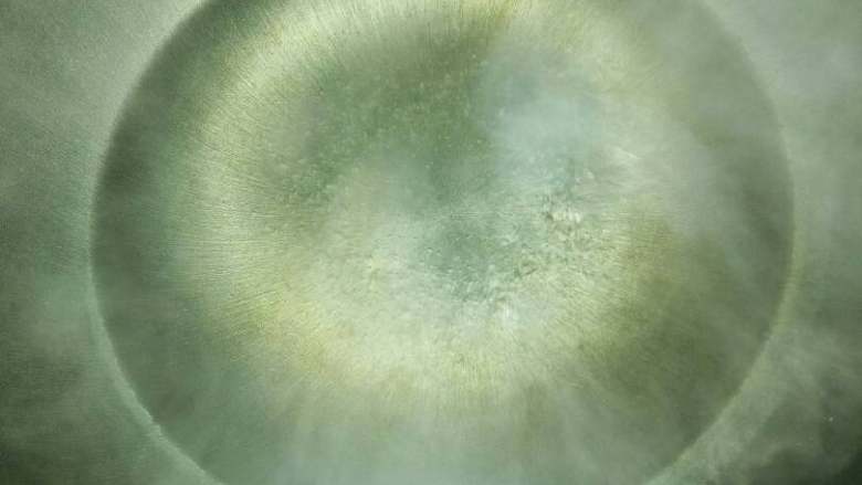 肉丸子,锅里水烧开。转成小火。水保持水不开。