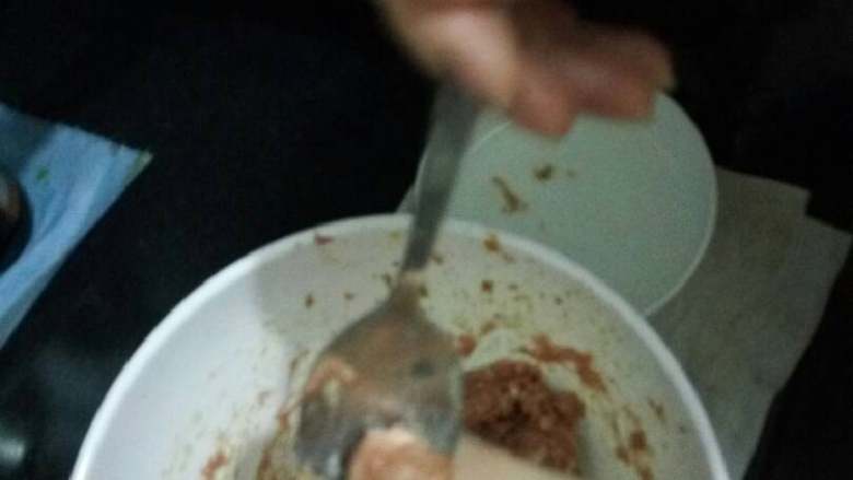 肉丸子,用小勺下丸子。