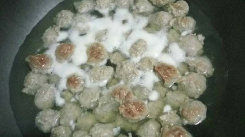 肉丸子,丸子下完后开中火。煮5-6分钟就可以盛出来了。