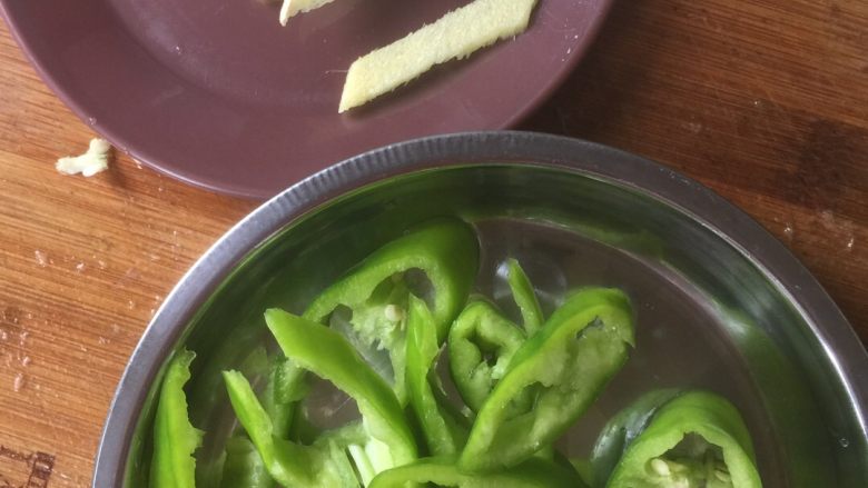 土豆鸡翅,青红椒切丝，姜切片