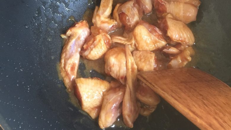 土豆鸡翅,下油炒鸡翅，至两面金黄