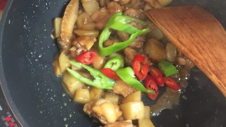 土豆鸡翅,快收汁时倒入青红椒翻炒一会，加入一点盐就好了