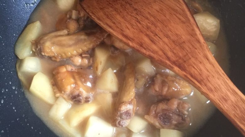 土豆鸡翅,然后加水，不过土豆和鸡翅，大火焖