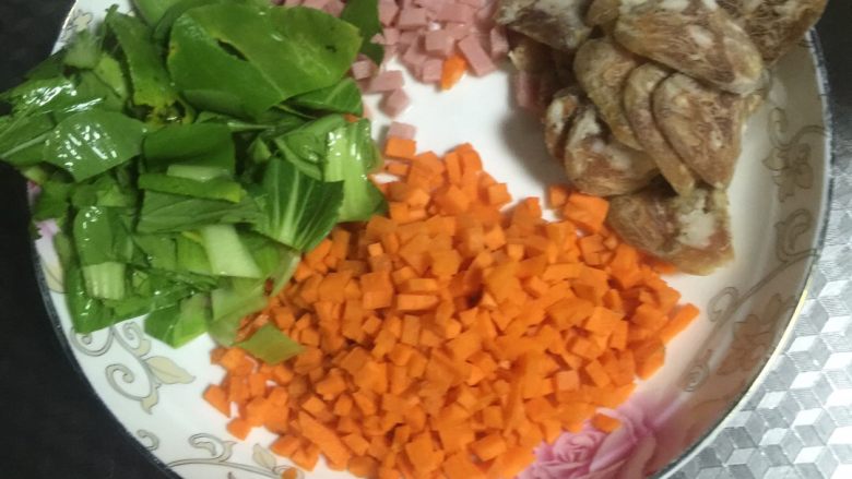 香肠胡萝卜丁炒饭,将材料切好备用
