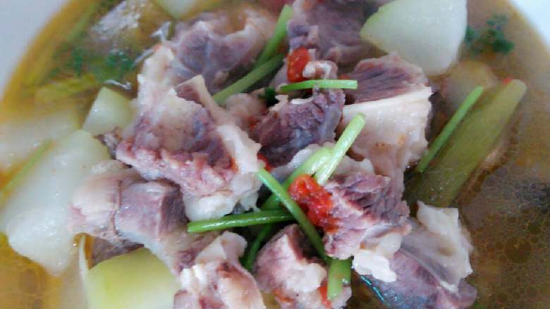 冬瓜番茄牛肉汤,临出锅时,加入香菜沫,味精一勺。