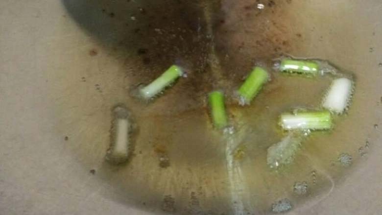 葱油鸡丝,锅里放油烧热,放入葱白段炸一下