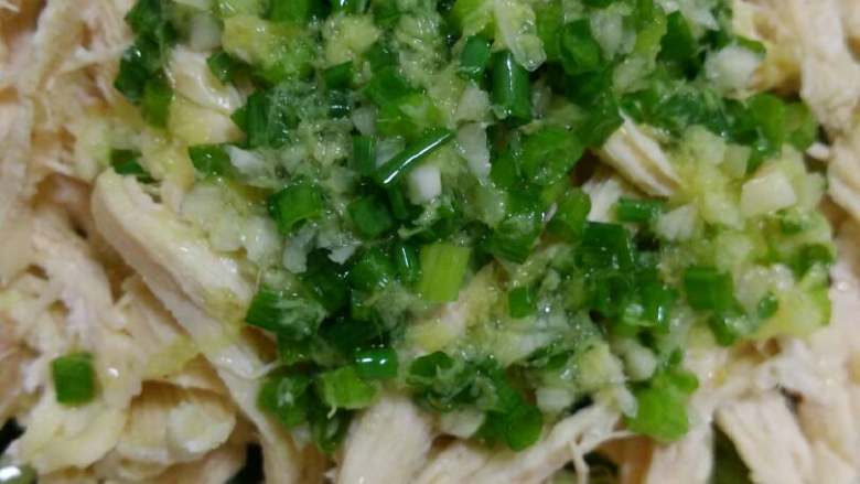 葱油鸡丝,倒入鸡丝里就完成了,浓浓的葱油香,勾人食指大动!