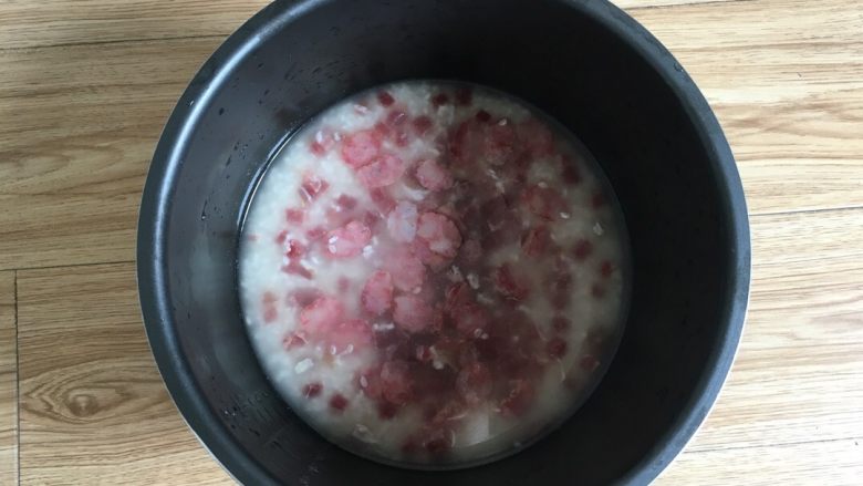 腊肉腊肠饭,将<a style='color:red;display:inline-block;' href='/shicai/ 436'>腊肉</a><a style='color:red;display:inline-block;' href='/shicai/ 4536'>腊肠</a>切丁和米一起放入电饭锅中