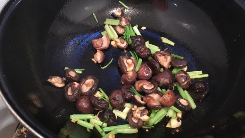 香菇葱香面条,香菇泡好了之后和葱白一起炒，