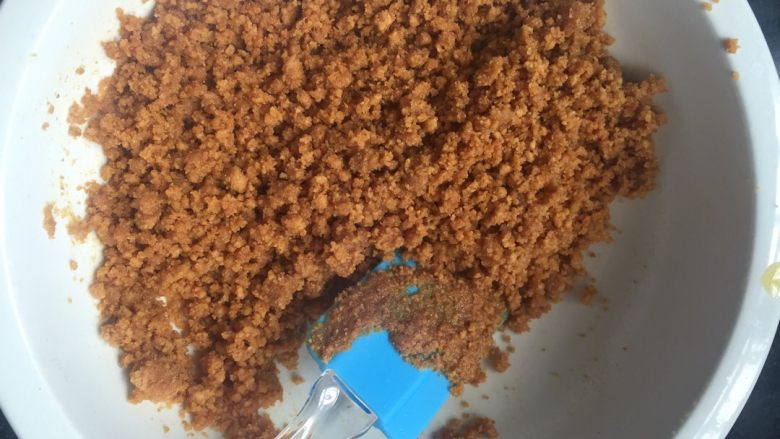 樱花芝士蛋糕(8寸带有镜面层免烤版),把融化好的黄油倒进等待备用的消化饼干里,搅拌均匀,使之充分融合,这时候你会闻到一股混合着饼干和黄油的香味,注意一定要搅拌均匀。