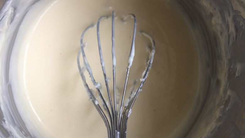 樱花芝士蛋糕(8寸带有镜面层免烤版),这个图片成果是在步骤8的基础上分別加入25ml的<a style='color:red;display:inline-block;' href='/shicai/ 919'>柠檬汁</a>和20ml的白朗姆酒,两个已经打散的鸡蛋黄,和300g老酸奶。<a style='color:red;display:inline-block;' href='/shicai/ 919'>柠檬汁</a>我是在超市里买了三个小柠檬用手挤出来的,正好够。白朗姆酒是用量杯量好了直接放在那等待备用的,这些全部倒入的食材互相搅拌均匀就可以了,因为倒入的有<a style='color:red;display:inline-block;' href='/shicai/ 919'>柠檬汁</a>和白朗姆酒,鸡蛋黄和老酸奶,所以这时候拿手动搅拌器搅拌着不是很费劲。不过也可以用电动搅拌器。这些混合物为了好记我直接称之为奶油奶酪混合液。放在旁边等待备用。
