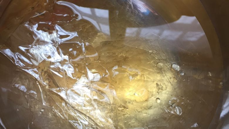 樱花芝士蛋糕(8寸带有镜面层免烤版),取出5片每片5g的吉利丁片放在冷水里等待泡软,稍后等待使用。在这里要提醒亲们,我买的吉利丁片比较长所以为了方便建议直接放在大盆里泡,不用掰。因为如果放在小碗里要掰的时候会太脆,会到处溅,省的不好打理卫生。
