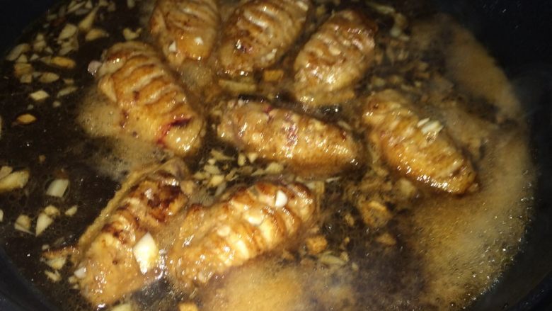 可乐鸡翅,加入可乐,小火慢煮。放入盐 酱油 等调料