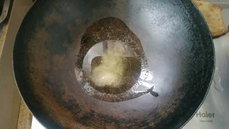 大炖菜,锅中放油,加入3勺糖炒糖色。