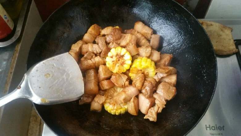 大炖菜,糖色炒好放入猪肉和玉米,炒至上色。