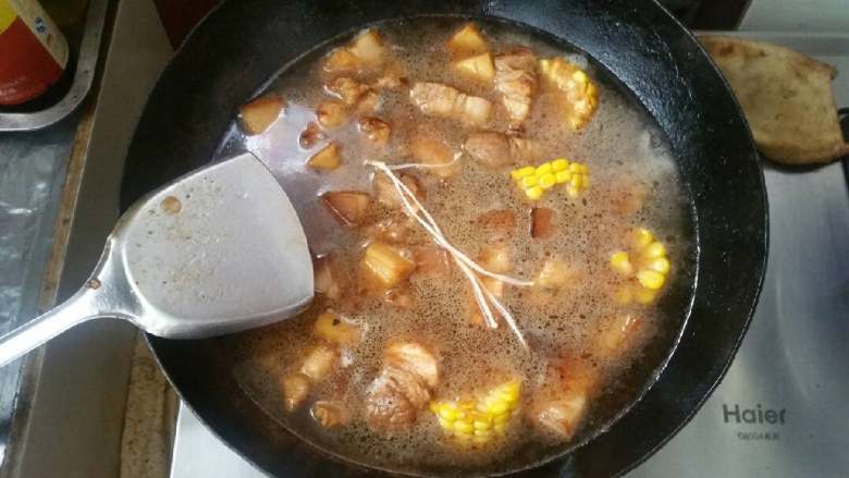大炖菜,锅中加入冷水,没过猪肉。