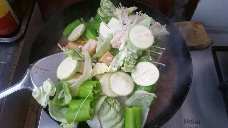大炖菜,汤汁快收干时放入绿色蔬菜,继续翻炒。