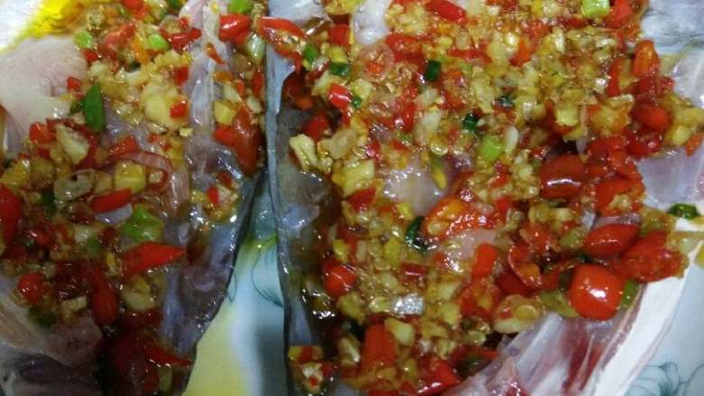 剁椒鱼头,将炒好的料浇在鱼头上