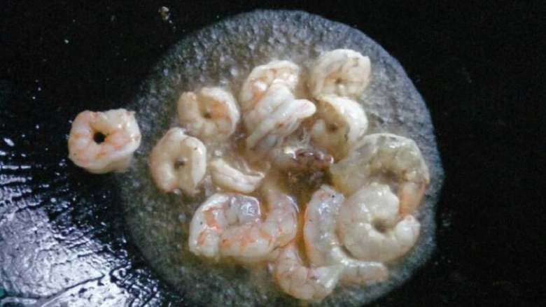 空心菜炒面,锅烧热下油加入虾翻炒