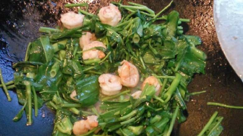 空心菜炒面,加空心菜和盐，炒熟起锅装盘