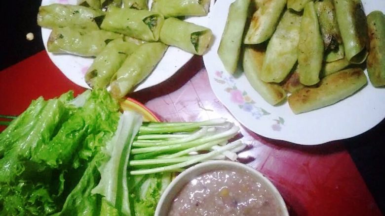 青汁锅贴,再配上一碗粥,一碟菜,不错吧!
