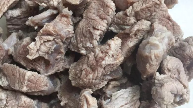 胡萝卜土豆炖牛肉,4:这个时候牛肉也焯好了,盛出来用温水把血沫洗干净备用。