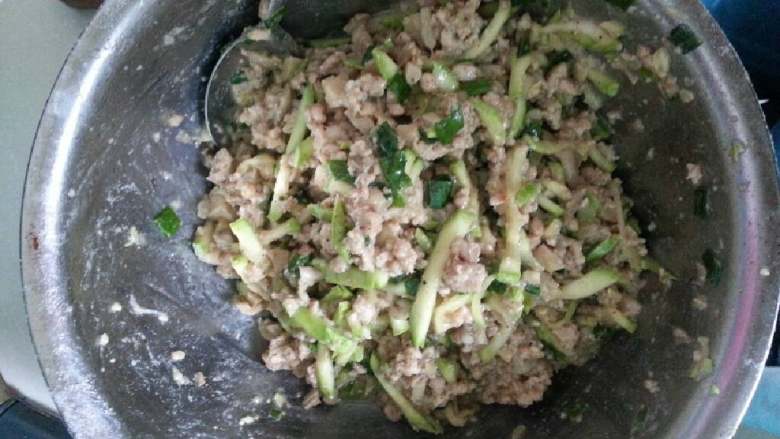 角瓜黄磨猪肉馅包子,备好的菜河北好的猪肉搅拌*^_^*