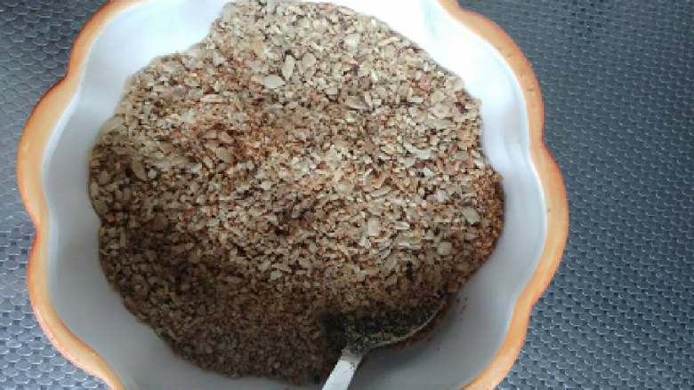 改良版发面酥皮饺,炒好的瓜子仁也擀成细颗粒状,跟之前炒好的芝麻和匀