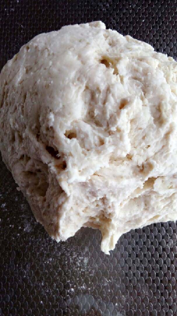改良版发面酥皮饺,一斤面粉里加入5克泡打粉、10克白糖和匀备用,把5克酵母粉用温水化开倒入面粉中,边倒边用筷子搅拌,面粉和成棉絮状用手和成面团,5分钟后复揣一次用湿毛巾盖着醒发二十分钟